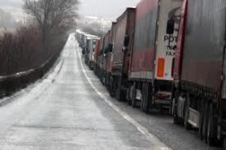 170 тира са спрени край Ботевград. Не ги пускат на магистралата