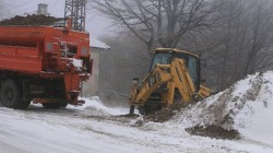 Над 70 000 души без ток в страната заради снега