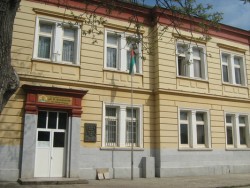 Учебните занятия за първа смяна в ОУ „Н.Й.Вапцаров” започват от 7.30 часа, напомнят от учебното заведение