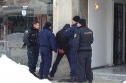 Mъж вилня с гаечен ключ в центъра на Пловдив