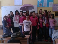 Учениците от ПГТМ „Христо Ботев” отбелязаха Деня на розовата фланелка