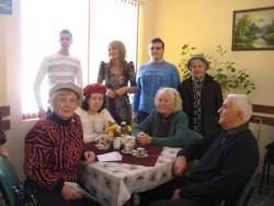 Младежите от ПП "ГЕРБ" - Ботевград подариха мартеници на пенсионерите в Скравена и на учениците в Липница