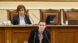 Деница Гаджева: Партията на Капка е партия на гадачки
