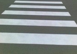 Освежаване на маркировката и сигнализирането на пешеходните пътеки с пътни знаци е наложително в цялата страна