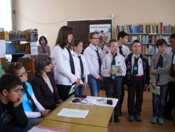 Ученици от ПМГ „Акад.проф.д-р Асен Златаров” проведоха представително занятие по екология в градската библиотека