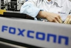 Работници от Foxconn плашат със самоубийство