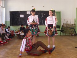 Първа представителна изява на клуб „Общуване чрез танци” се състоя в ОУ „Васил Левски”
