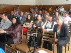 Три неща в един малък салон