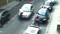 Шофьорка влачи пешеходец близо километър