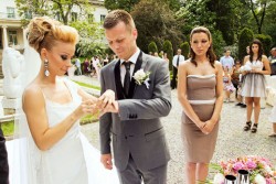 Магда хвана сватбения букет на Весела Топузакова