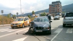 БМВ се потроши на Симеоновско шосе (снимки)