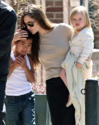 Джоли забрани на децата си да слушат Риана