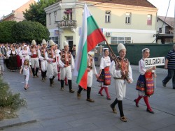 Танцьорите от “Балканска младост” представиха Етрополе на два международни  фестивала