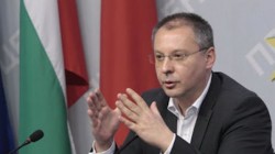 Станишев: Кабинетът се опитва да замени един скандал с друг