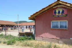 Предприемчив мъж превърна стар овчарник в истинско ранчо