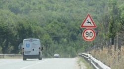 Абсурдни знаци стряскат шофьорите на АМ "Хемус" (снимки)