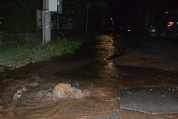 Вода извира от асфалта на улица “Стефан  Стамболов”