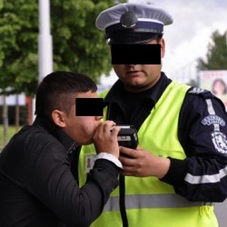 Двама водачи бяха задържани през уикенда за шофиране след употреба на алкохол
