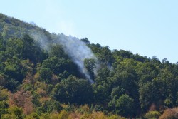 Потушеното огнище на пожара край Литаково пламна отново