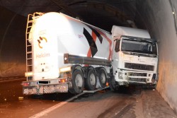 Верижна катастрофа блокира движението в тунел "Витиня"