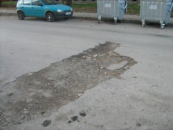 Изкърпват дупки по улиците в Ботевград