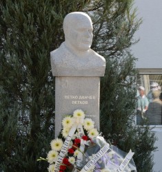 Откриха паметника на Петко Данчев
