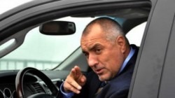Бойко Борисов объркал пътя, кола на НСО се натресла в джипа му
