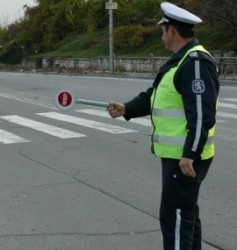 Пътна полиция проверява товарни автомобили и автобуси