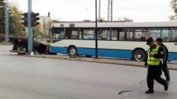 Зверска катастрофа между коли и автобус на градския транспорт (снимки)