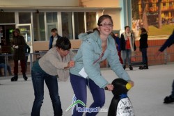 Участници в европейски проект се забавляват на ледената пързалка 