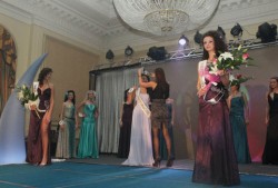 Секс робини от бардака на Чолов обслужвали холивудски звезди