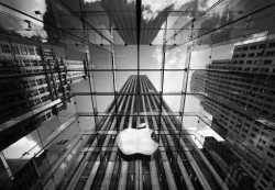 Apple ще произвежда iMac в САЩ с 200 души
