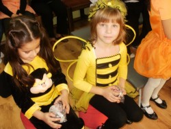 Пчеларско дружество „Димитър Панчев” подари мед на децата от подготвителните групи в ЦДГ „Синчец”