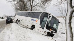 Автобус се преобърна на селски път