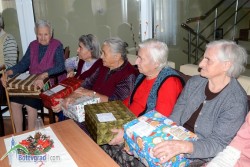 Английската фондация „Тръсел тръст” поднесе коледни подаръци на възрастните хора от Дом „ д-р Адриян Атанасов” 