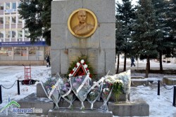 Ботевградчани се поклониха пред паметника на Стамен Панчев