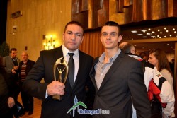 Владимир Далаклиев връчи наградата на Кубрат Пулев от анкетата "Гласът на публиката" на Еврофутбол