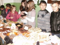 Учениците от ОУ „Васил Левски” подредиха коледен базар