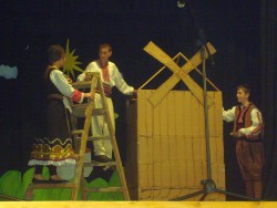 Ученици от театралното студио във Врачеш  играха на сцена