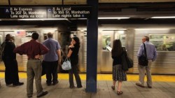 Жена хвърли мъж под релсите метрото