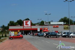 Четирима мъже и две жени са задържани за побой в магазин „Кауфланд” в Ботевград