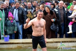 47-годишният етрополец Мацата извади Богоявленския кръст в Ботевград