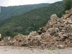 Възстановено е движението в лявата лента в посока Ребърково – Елисейна. До края на деня и в дясното платно