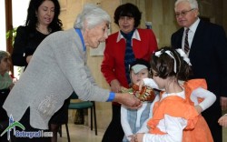 ЦДГ „Славейче” поздрави бабите от пенсионерски клуб „Детелина” по повод Бабинден