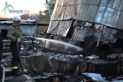 Пожарът в бившия завод за печатни платки е овладян