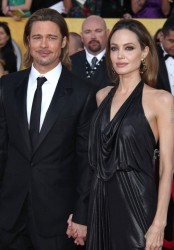 Анджелина Джоли пак се стяга да друса бебе