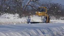 Тир отнесе снегорин на пътя