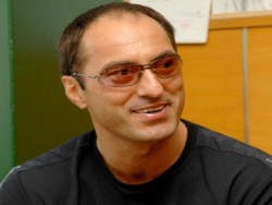 Пуснаха Пелов да лекува глаукома на дясно око, а той кибичи пред компютъра