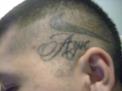 Мъж татуира Азис на главата си