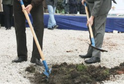 Първа копка по два проекта